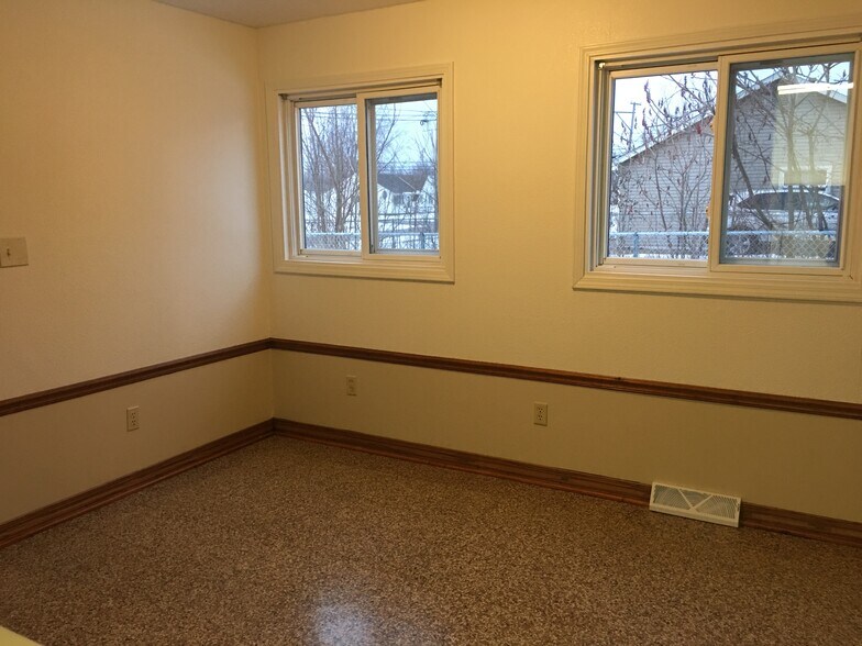 Large Eat-In Style Kitchen - 4251 Brockley Ave