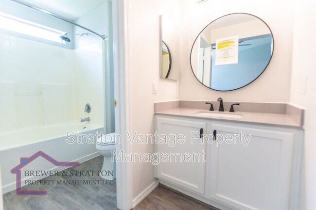 Building Photo - 10117 E Obispo Ave