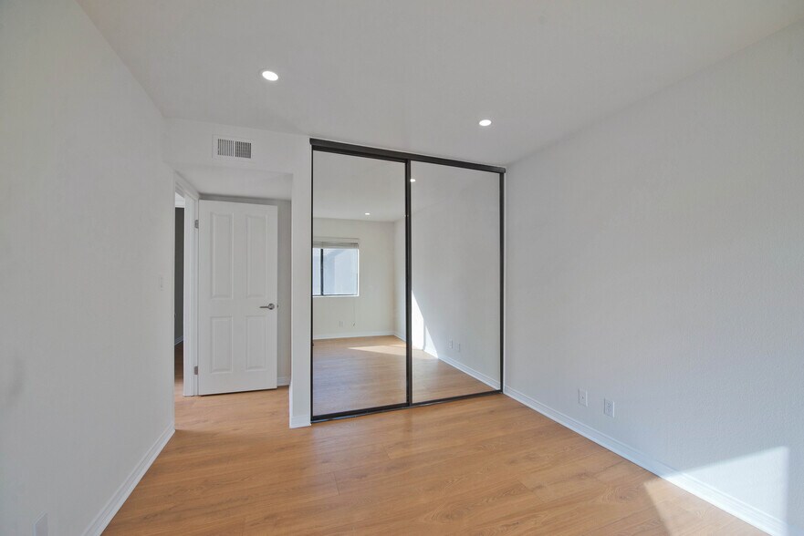 Building Photo - 5757 Owensmouth Ave