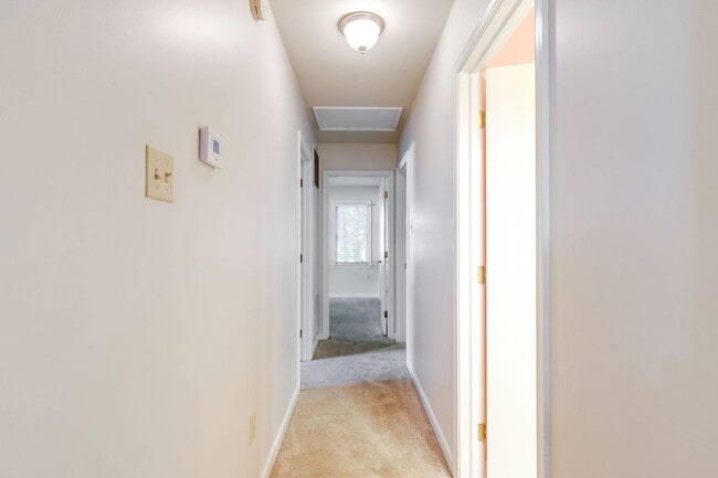 Building Photo - 2290 Greenfield Dr