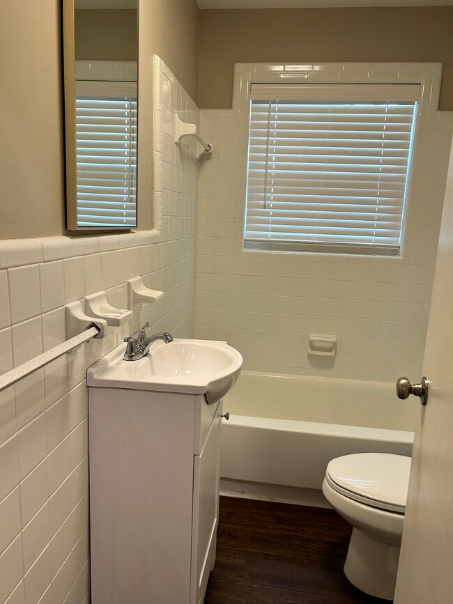 Hall Bath - 364 Elizabeth Cir