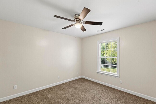 Building Photo - 4 Bedroom with Large Lot Available Now!