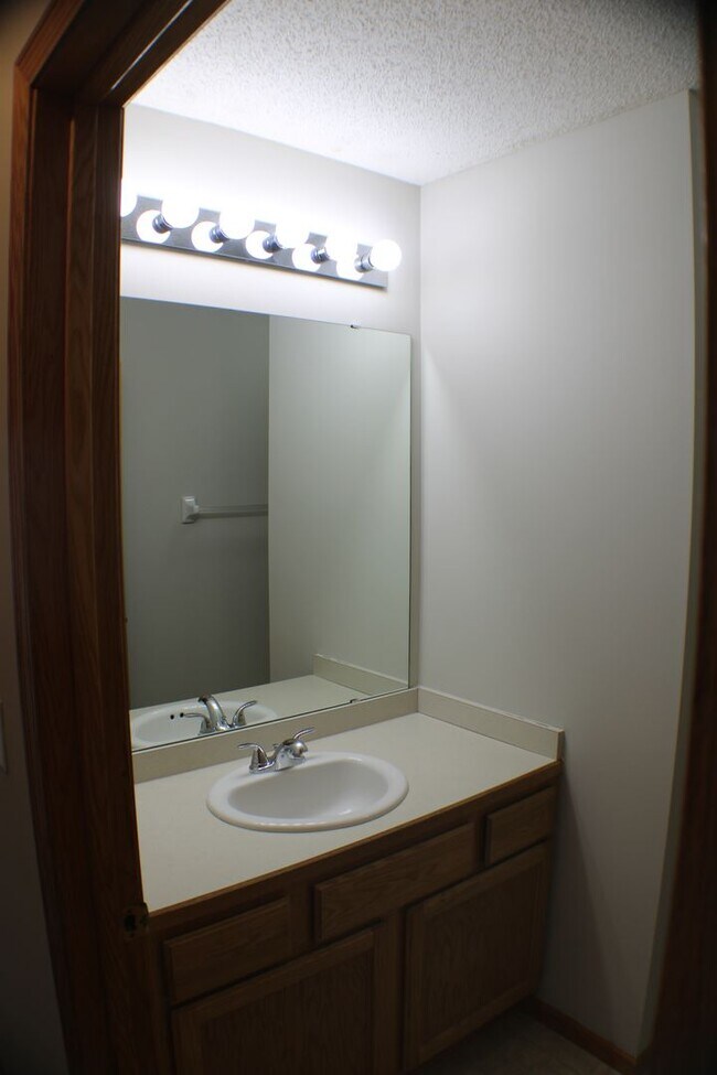 Building Photo - Three bed 2 bath townhome $1750/mo.