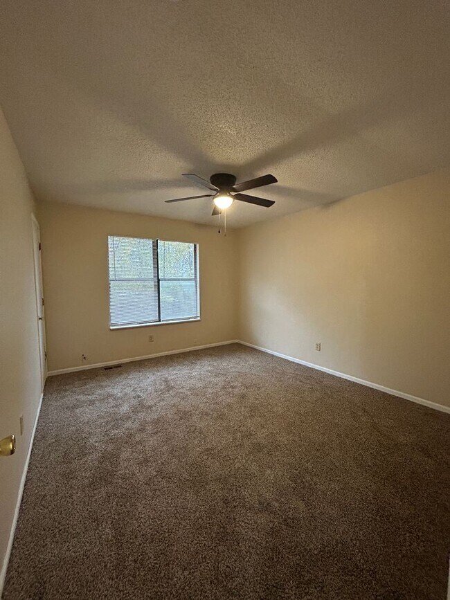 Building Photo - 2 Bedroom Townhouse in Arnold