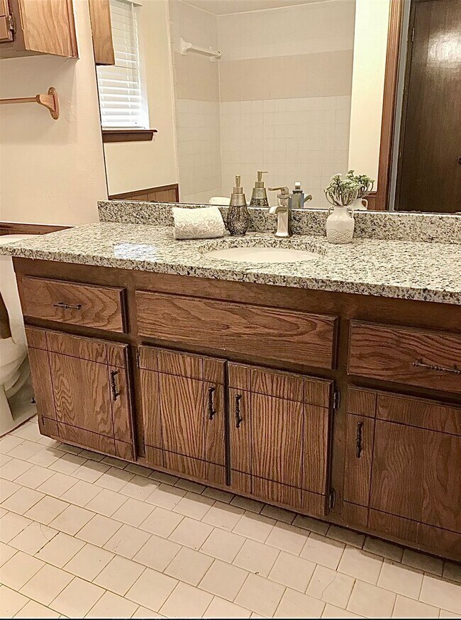 Building Photo - 3 bed, 2 bath Home in Ripple Creek!