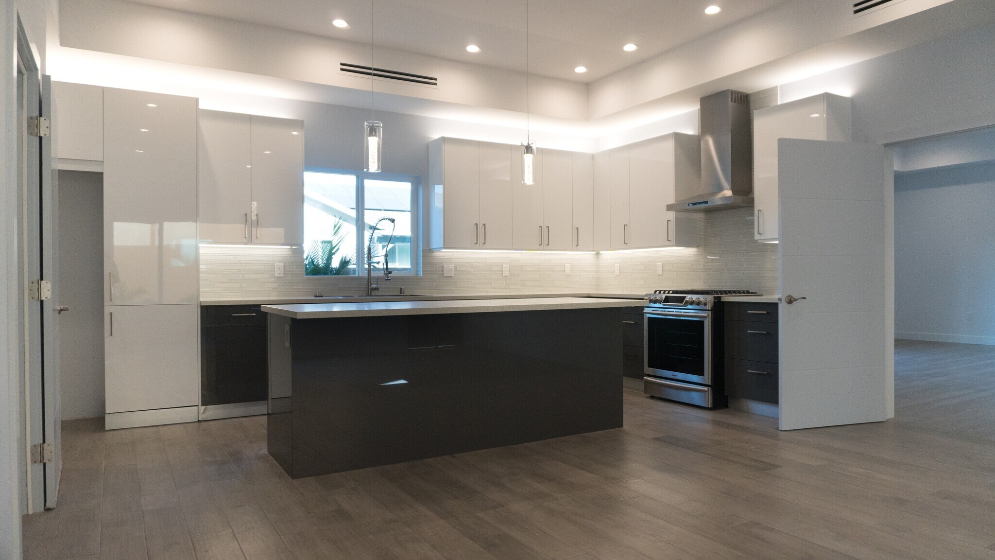 Building Photo - 6850 Encino Ave