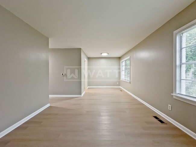 Building Photo - 3-Bedroom with Renovated Bath in Oak Ridge Park Nieghborhood