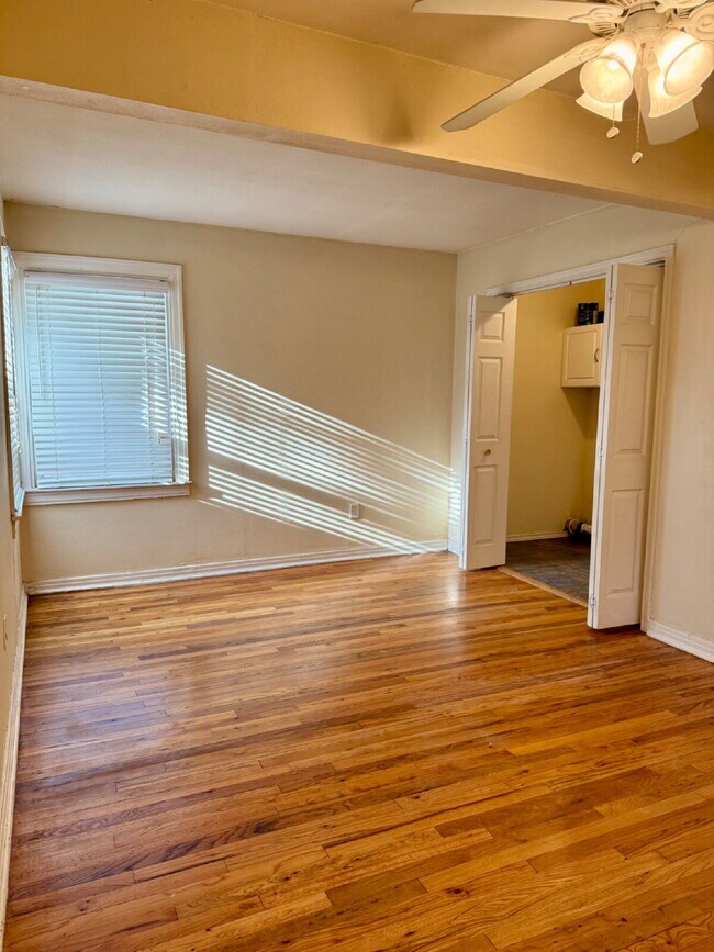 Building Photo - Cute 2/1 Minutes from Tech!