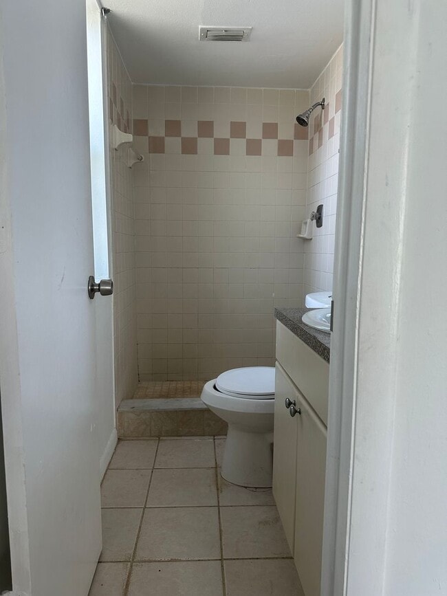 Building Photo - Kenwood