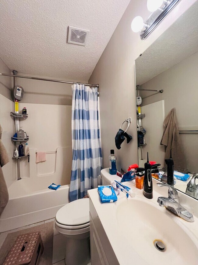 Building Photo - 3 BR/ 2 BA townhome located in Lakeshore E...