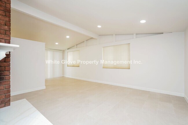 Building Photo - Spacious 4-Bed, 2-Bath Home with Large Bac...