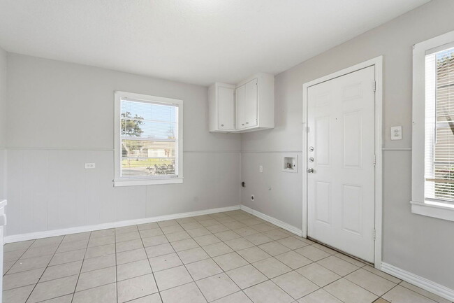 Building Photo - 729 13th Ave N