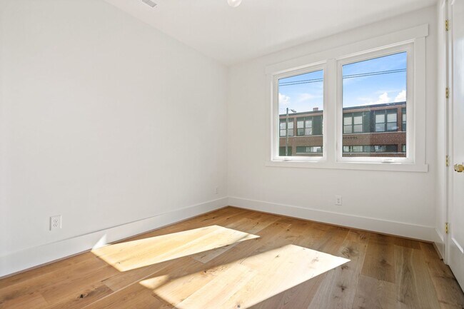 Building Photo - Modern 4-bedroom, 4-bathroom Custom Home D...