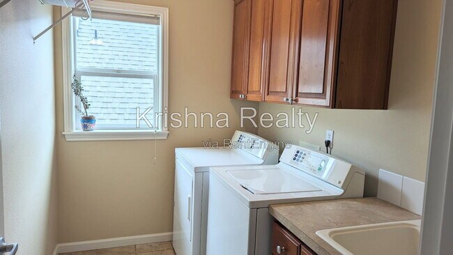 Building Photo - 13632 NW Henninger Ln