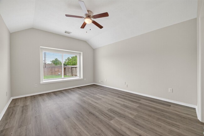 Building Photo - 6915 Great Oaks Shadow Dr