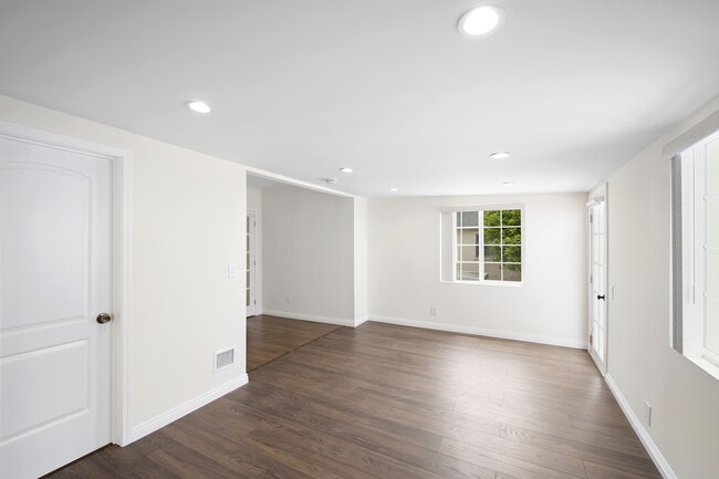 Building Photo - 729 Glenmore Blvd
