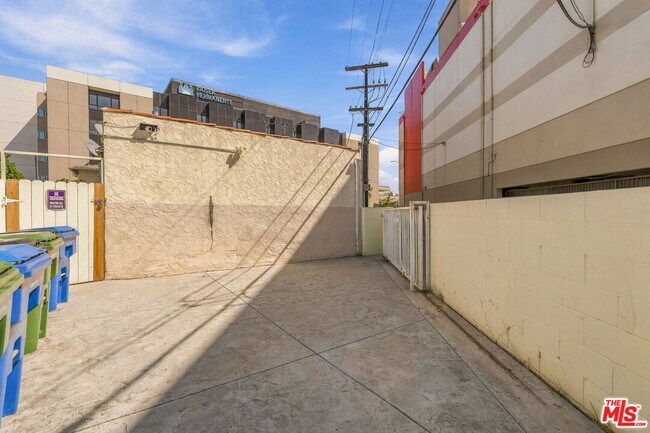 Building Photo - 6016 Cadillac Ave