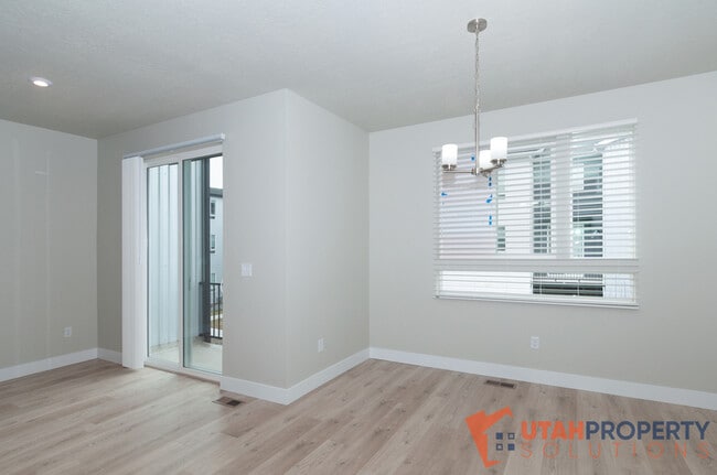 Building Photo - 995 W 360 S