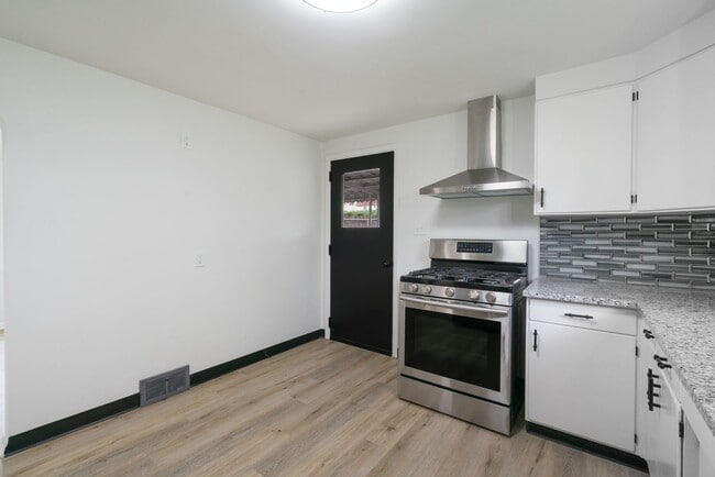 Primary Photo - Stunning 3 bedroom home in Duquesne availa...