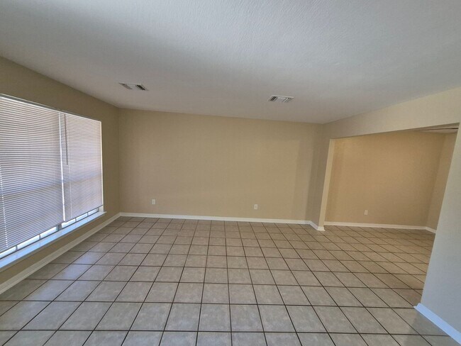 Building Photo - 5907 Deer Lake Dr