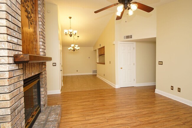 Building Photo - Great 3 Bedroom 2 bath home in Central Nic...