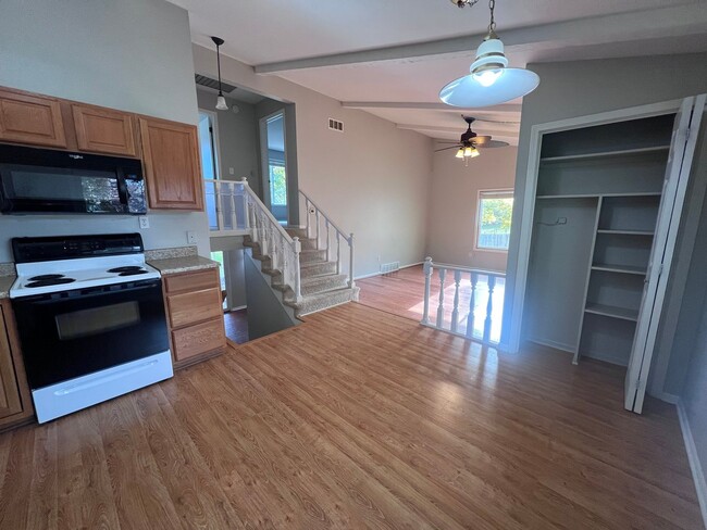 Building Photo - Two Bedroom Duplex in Kentwood!