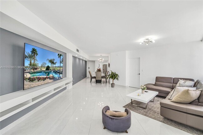 Building Photo - 999 Brickell Bay Dr