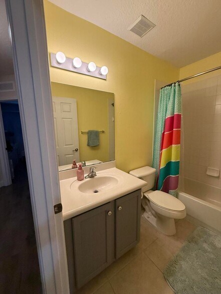 Building Photo - 2136 Oakmont Dr