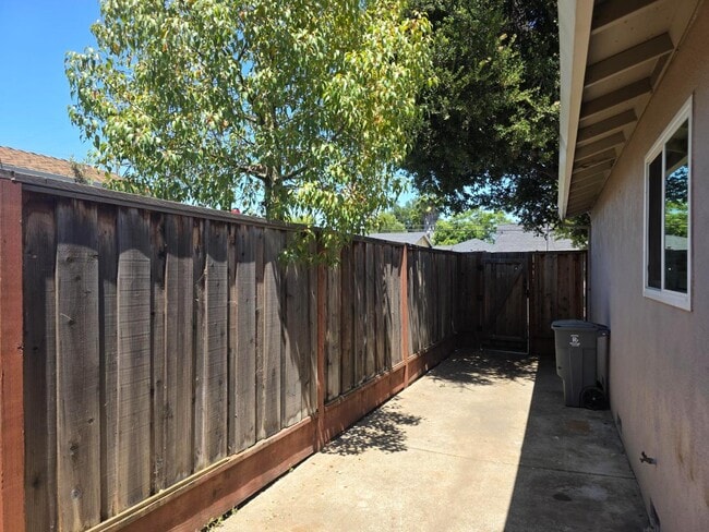 Building Photo - 7191A Rosanna St