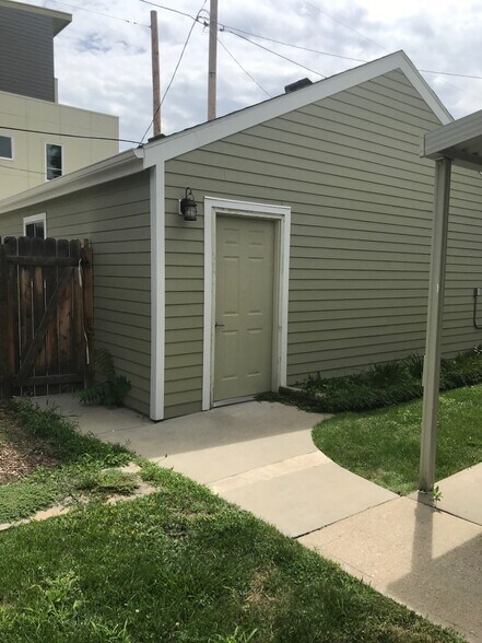 2-1/2 car garage with alley access - 4938 Meade st