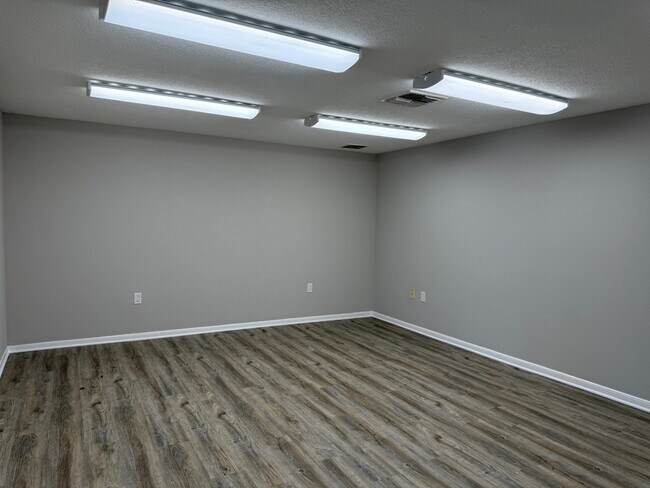 Building Photo - 400 W Texas Ave