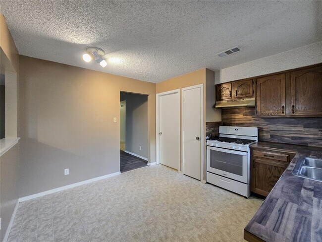 Building Photo - 12111 Saxony Ln