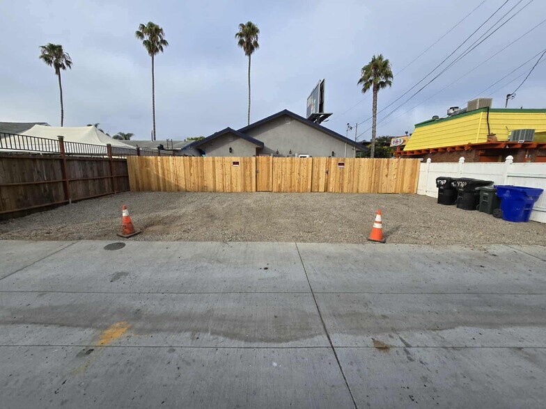 Building Photo - 4762 Voltaire St