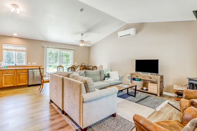 Building Photo - Fabulous Three Rivers Home on 1/2 acre!