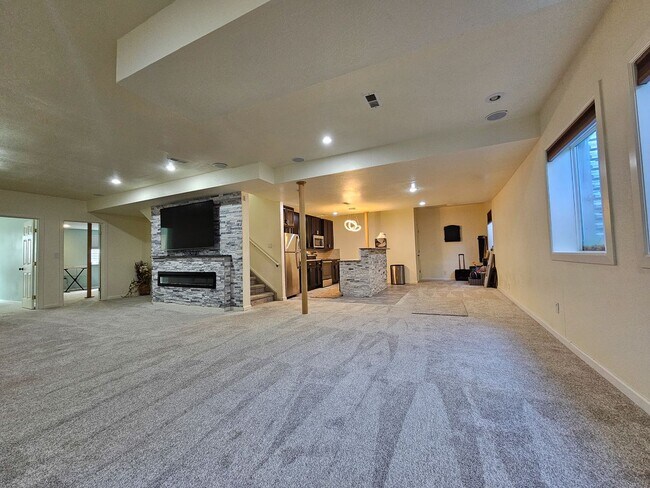 Building Photo - 1550 S De Gaulle Cir