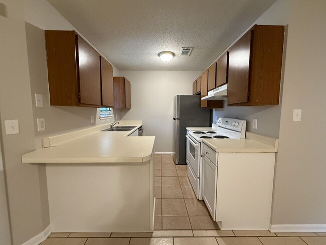 Building Photo - 2 Bedroom 1 Bath Duplex in Pace, FL!