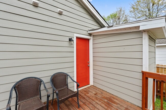 Building Photo - Charming 1 Bedroom, 1 Bath Home Minutes Fr...