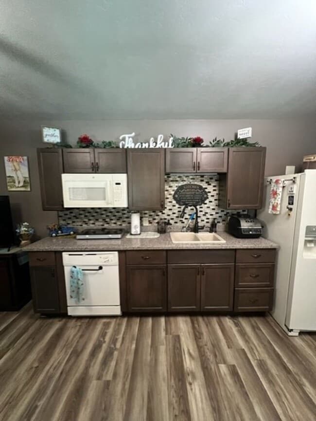 Building Photo - Fully furnished 1 bedroom