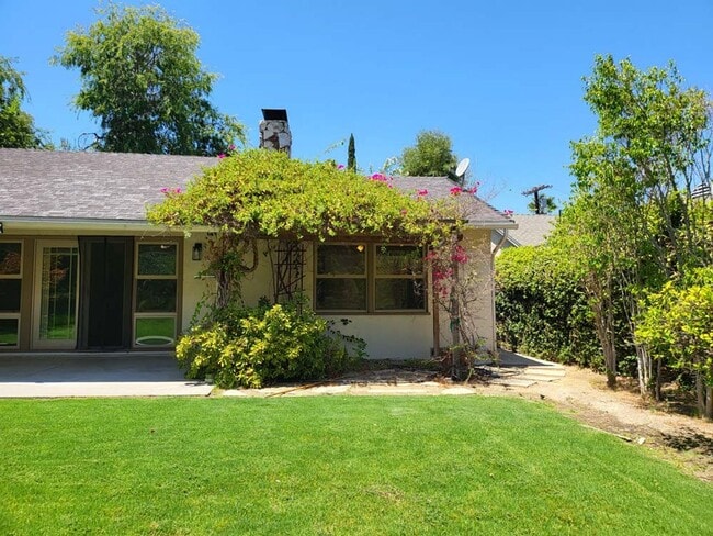 Building Photo - Newly Rehabbed Charming 3 Bed 2 Bath Home ...