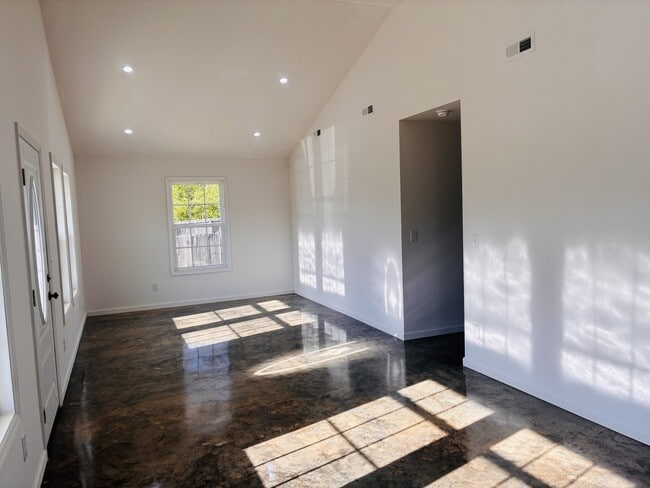 Building Photo - 411 Elm St