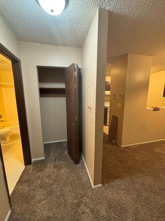 Building Photo - 1 bed 1 bath condo with seasonal outdoor pool available now!!