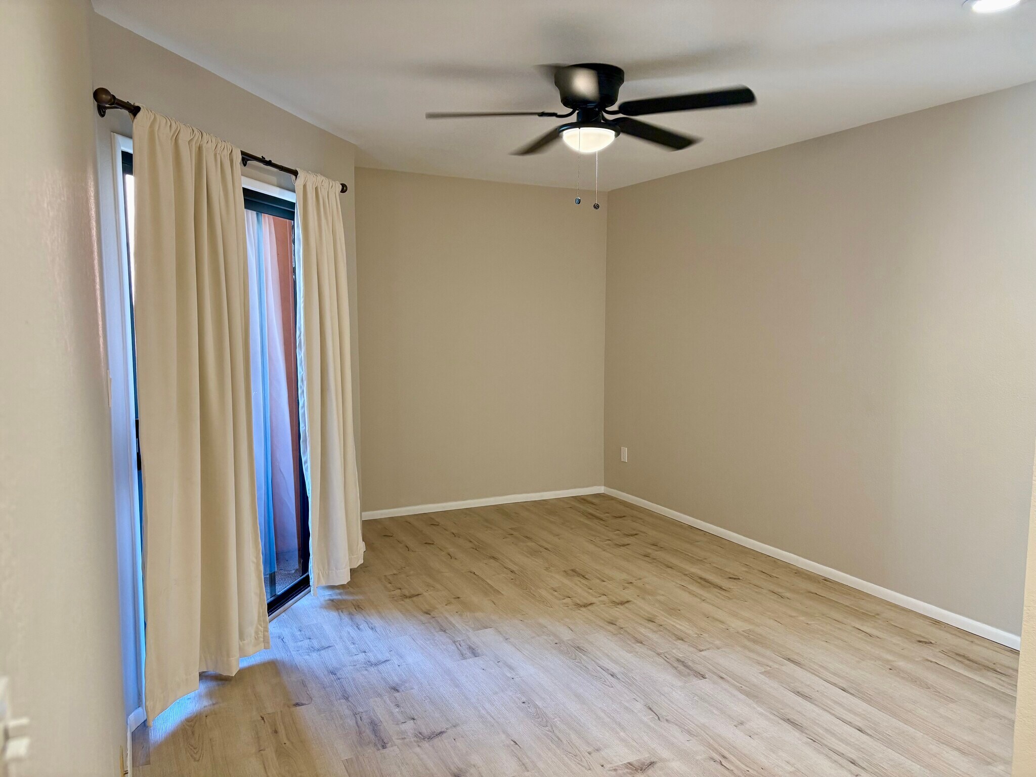 Building Photo - 12222 N Paradise Village Pky W