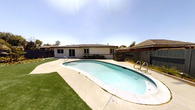 Building Photo - Renovated! 8BD/4BA with POOL!! (Lease Out ...