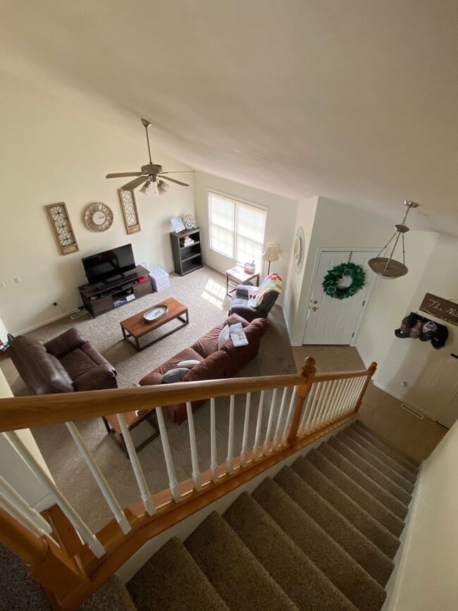 Building Photo - Great 3-bed, 2.5 bath home with a scenic v...