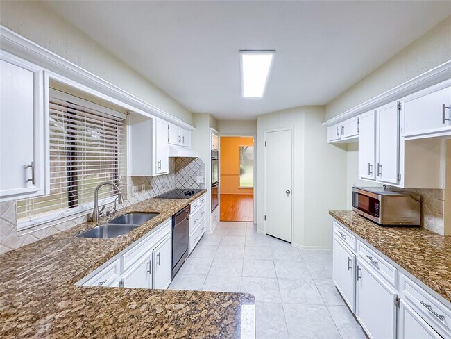 Building Photo - 2926 Colonial Dr