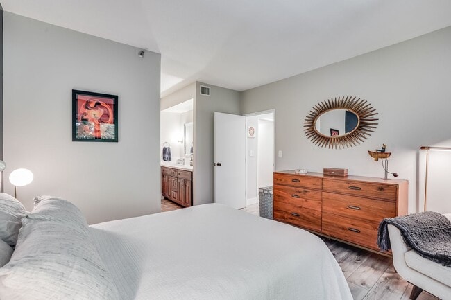 Building Photo - Beautiful 2 Bed, 2 Bath Rental Condo in Portland Goose Hollow neighborhood!