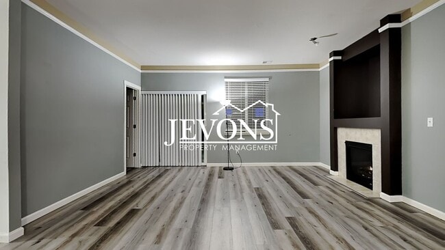 Building Photo - Experience this beautiful SeaTac single-family home with an equipped kitchen, high ceilings, near...