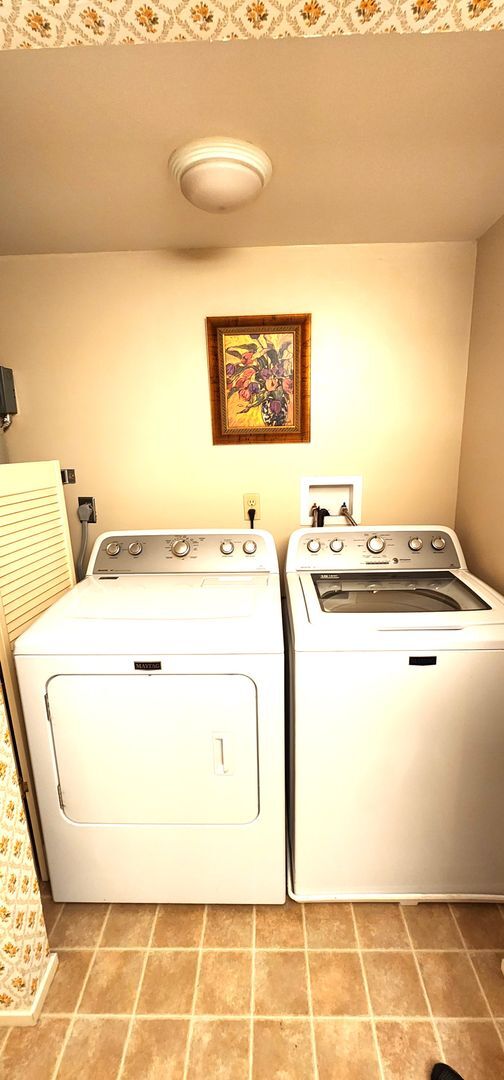 Building Photo - Unfurnished 4 Bed, 2 Bath with Garage.  Amazing Location on Dead-End Street with Forest Access!