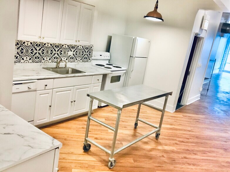 Building Photo - 738 N Clark St