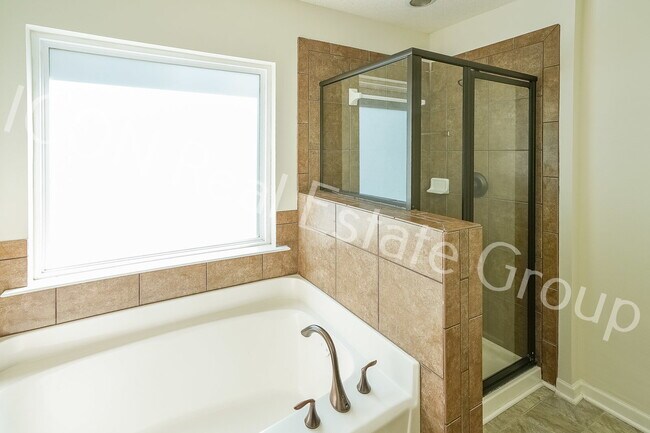 Building Photo - 2/2.5 end unit townhome in Woodstock